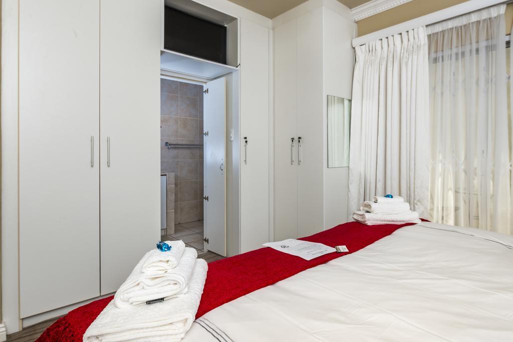 Guesthouse De Tijger Lodge パロー エクステリア 写真